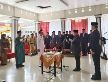 Bupati Jombang, Warsubi melantik Pusoko jabat KDAW Sumberteguh, Kudu, Selasa 11 Agustus 2026. Foto: diskominfo jombang.