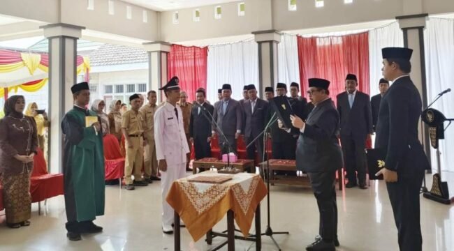 Bupati Jombang, Warsubi melantik Pusoko jabat KDAW Sumberteguh, Kudu, Selasa 11 Agustus 2026. Foto: diskominfo jombang.