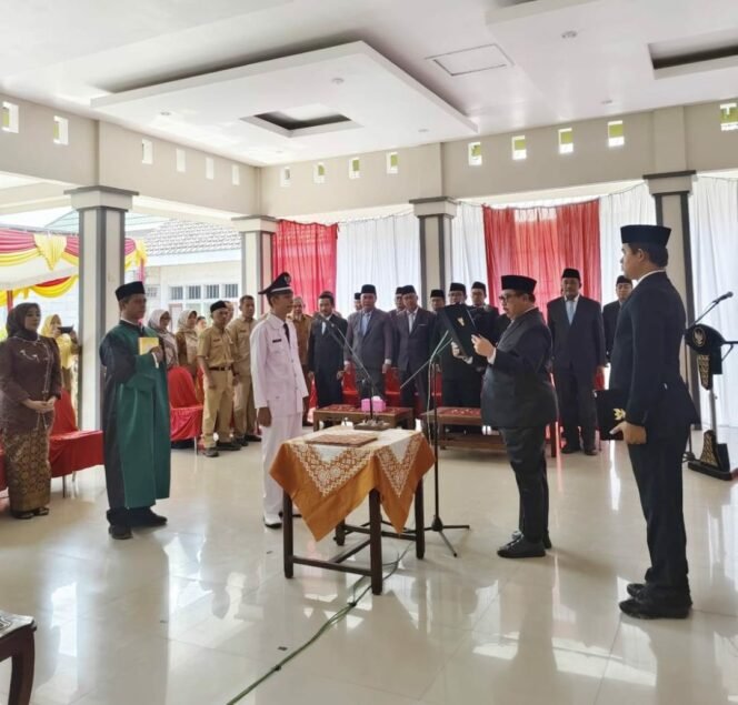 
					Bupati Jombang, Warsubi melantik Pusoko jabat KDAW Sumberteguh, Kudu, Selasa 11 Agustus 2026. Foto: diskominfo jombang.