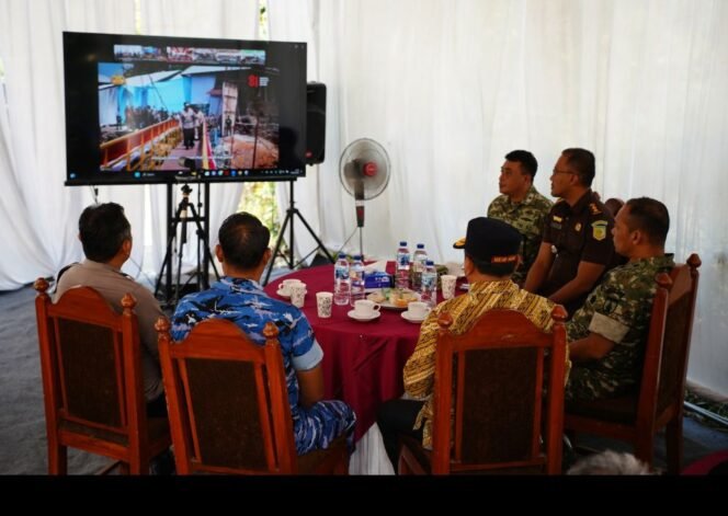 
					Dandim Jombang bersama pimpinann Forkopimda Jombang saksikan peresmian jembatan di Wonosalam, via video conference, Kamis, 13 Agustus 2026. Foto: diskominfo jombang