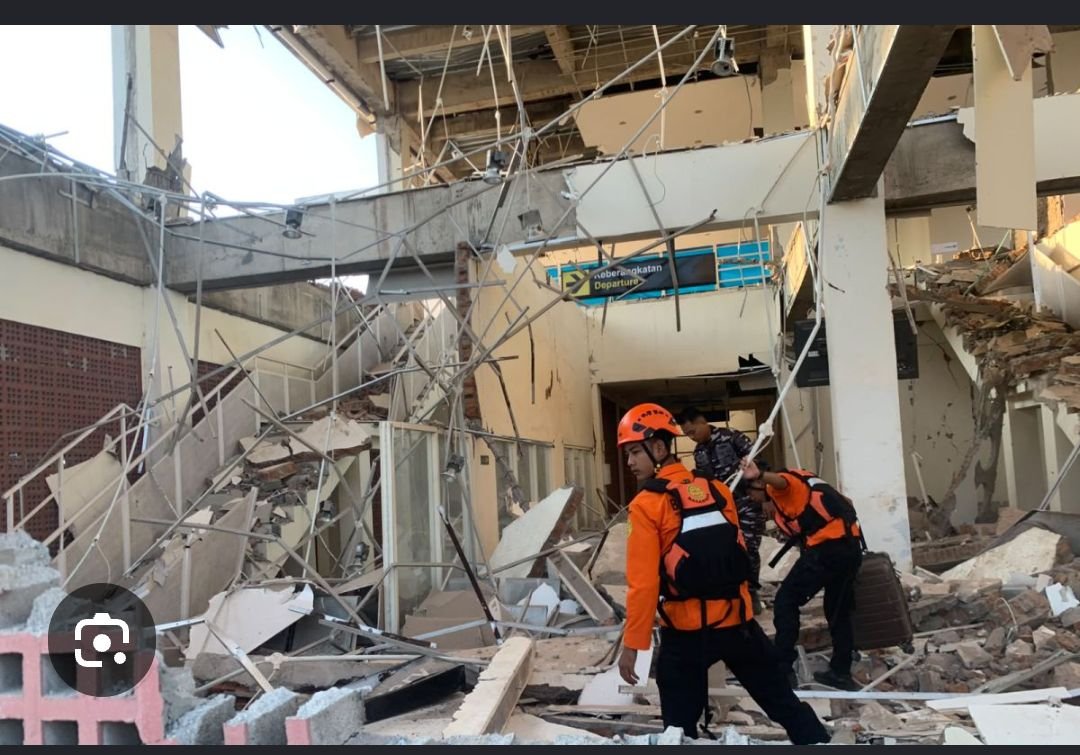 Tim mitigasi gempa dari SAR, BPBD, YNI, Polri turun ke area kerusakan mencari korban tertimbun di Flores, NTT. Foto: ist