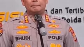 Kepala Bidang Hubungan Masyarakat Polda Metro Jaya, Komisaris Besar Polisi Budhi Hermanto menyampaikan keterangan ke publik, terkait status rekening Bank Mandiri atas nama Supriyono alias Botok, yang telaj diajukan dalam status penundaan transaksi. Foto: Instagram@warga_jakarta