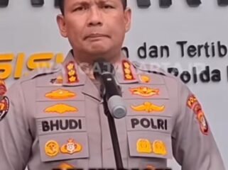 Kepala Bidang Hubungan Masyarakat Polda Metro Jaya, Komisaris Besar Polisi Budhi Hermanto menyampaikan keterangan ke publik, terkait status rekening Bank Mandiri atas nama Supriyono alias Botok, yang telaj diajukan dalam status penundaan transaksi. Foto: Instagram@warga_jakarta