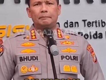 Kepala Bidang Hubungan Masyarakat Polda Metro Jaya, Komisaris Besar Polisi Budhi Hermanto menyampaikan keterangan ke publik, terkait status rekening Bank Mandiri atas nama Supriyono alias Botok, yang telaj diajukan dalam status penundaan transaksi. Foto: Instagram@warga_jakarta