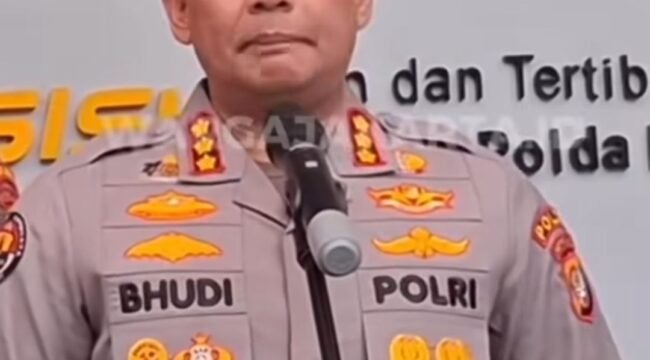 Kepala Bidang Hubungan Masyarakat Polda Metro Jaya, Komisaris Besar Polisi Budhi Hermanto menyampaikan keterangan ke publik, terkait status rekening Bank Mandiri atas nama Supriyono alias Botok, yang telaj diajukan dalam status penundaan transaksi. Foto: Instagram@warga_jakarta