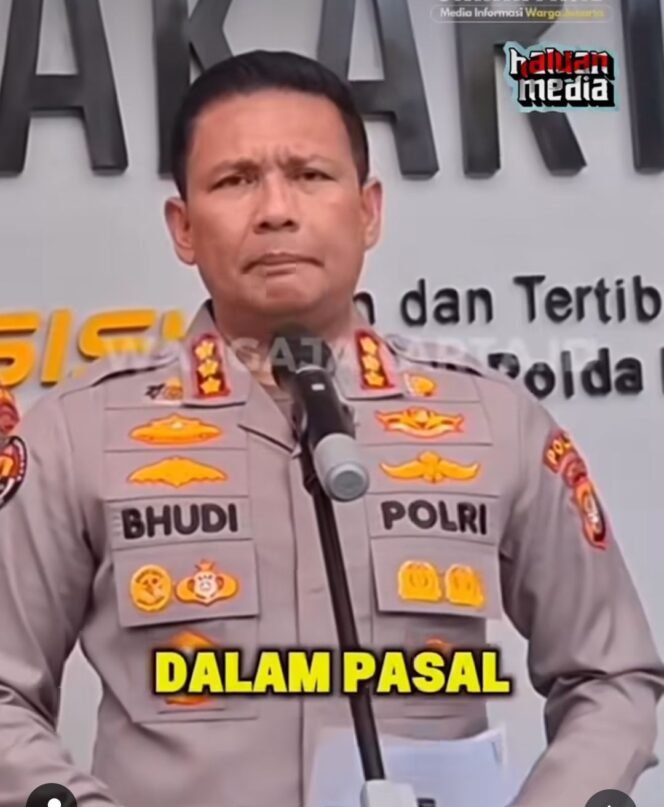 
					Kepala Bidang Hubungan Masyarakat Polda Metro Jaya, Komisaris Besar Polisi Budhi Hermanto menyampaikan keterangan ke publik, terkait status rekening Bank Mandiri atas nama Supriyono alias Botok, yang telaj diajukan dalam status penundaan transaksi. Foto: Instagram@warga_jakarta