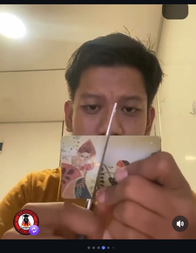 
					Sudah ramai pro kontra reaksi warganet dalam menyikapi sikap polisi dalam memberlakukan penundaan transaksi rekening Mandiri, milik Supriyono alias Botok koordinator AMPB dalam rencana aksi deno 27 Agustus 2026. Foto:  instagram@mahasiswa_melawan
