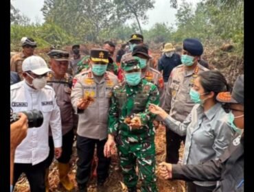 Kebakatan hutan melanda Indonesia, kini Pangdam Riau telah menyiapkan pasukan terjun payung yang siap diterjunkan ke area titik kebakaran dalam tempo vepat. Foto: ist