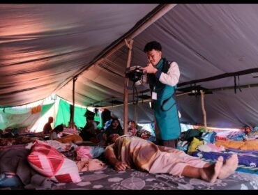 Tim medis dari runah sakit terapung Ksatria Airlangga melakukan perawatan pasien korban gempat di RSLk di kawasan Dampek, Manggarai Timur. Foto: ist
