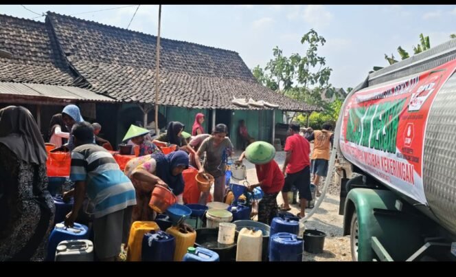 
					Setiap tahun, PNIB melaksanan bantuan air bersih di wilayah yang sering mengalami kekeringan air. Rabu 26 Agustus 2026, mengirim pasokan air bersih di kabupaten Bojonegoro, Jatim. Foto: ist