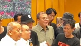 Wakil Ketua DPR RI, Sufni Dasco Ahmat tanda tangan surat jaminan kepada 14 orang perwakilan AMPB, Kamis, 27 Agustus 2026. Foto: ist