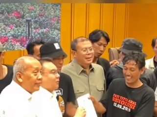 Wakil Ketua DPR RI, Sufni Dasco Ahmat tanda tangan surat jaminan kepada 14 orang perwakilan AMPB, Kamis, 27 Agustus 2026. Foto: ist