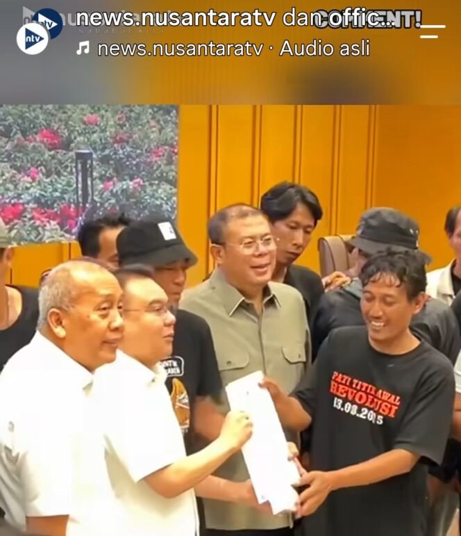 
					Wakil Ketua DPR RI, Sufni Dasco Ahmat tanda tangan surat jaminan kepada 14 orang perwakilan AMPB, Kamis, 27 Agustus 2026. Foto: ist