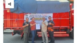 Warga Blitar peternak ayam petelur secara bersama sama mengirim 8.7 ton telur ke warga korban gempa di NTT. Foto: ist