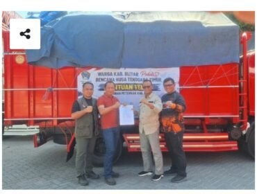 Warga Blitar peternak ayam petelur secara bersama sama mengirim 8.7 ton telur ke warga korban gempa di NTT. Foto: ist
