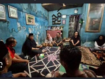 Gubenur DKI, Pramono Anung melayat di rumah duka Bambang Setyawan, penjual cermin yang tewas di Pejompongan, Kamis malam, 27 Agustus, saat terjadi kericuhan aksi demo. Foto: ist
