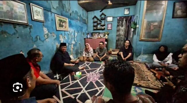 Gubenur DKI, Pramono Anung melayat di rumah duka Bambang Setyawan, penjual cermin yang tewas di Pejompongan, Kamis malam, 27 Agustus, saat terjadi kericuhan aksi demo. Foto: ist
