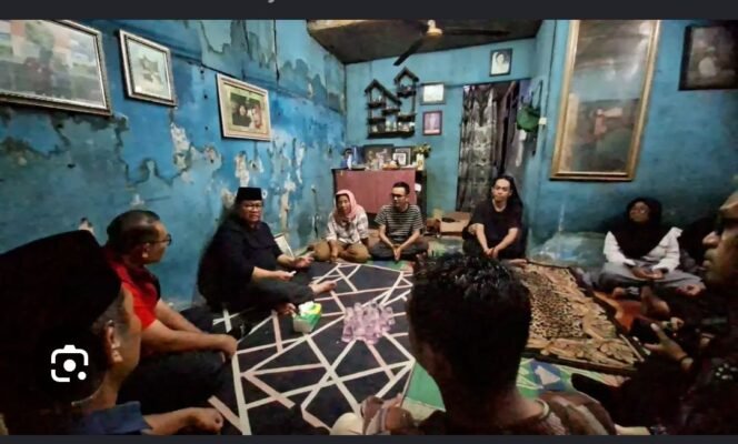 
					Gubenur DKI, Pramono Anung melayat di rumah duka Bambang Setyawan, penjual cermin yang tewas di Pejompongan, Kamis malam, 27 Agustus, saat terjadi kericuhan aksi demo. Foto: ist

