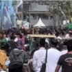 Petugas keamanan berhasil mendesak keluar ruang sidang utama Muktamar ke 35 NU. Sekitar 30 menit terjadi kericuhan, pada hari Minggu, 30 Agustus 2026. Foto: ist
