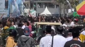 Petugas keamanan berhasil mendesak keluar ruang sidang utama Muktamar ke 35 NU. Sekitar 30 menit terjadi kericuhan, pada hari Minggu, 30 Agustus 2026. Foto: ist