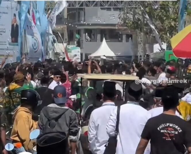 
					Petugas keamanan berhasil mendesak keluar ruang sidang utama Muktamar ke 35 NU. Sekitar 30 menit terjadi kericuhan, pada hari Minggu, 30 Agustus 2026. Foto: ist