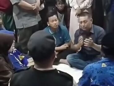 PT Annisa Ahmada Travelindo (ITS Group) menelantarkan 196 calon jemaah umrah. Ada yang terkatung katung di bandara Juanda, dan di masjid alunalun Jombang, Minggu, 30 Agustus 2026. Foto: Ist