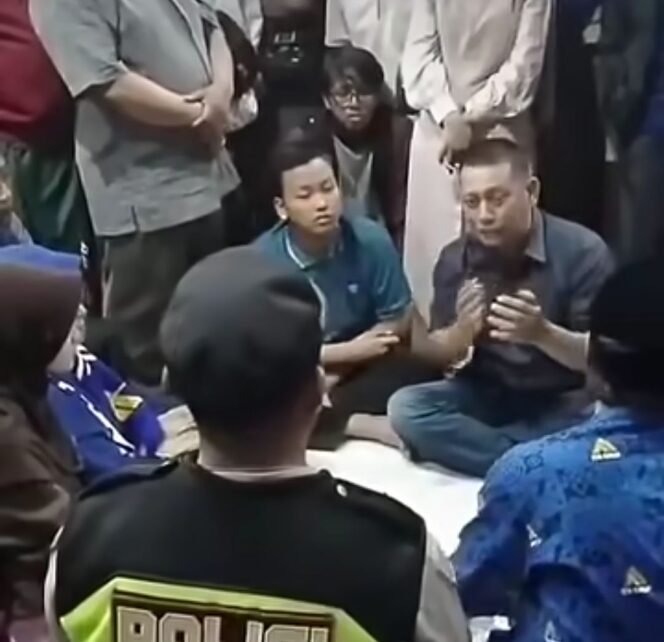 
					PT Annisa Ahmada Travelindo (ITS Group) menelantarkan 196 calon jemaah umrah. Ada yang terkatung katung di bandara Juanda, dan di masjid alunalun Jombang, Minggu, 30 Agustus 2026. Foto: Ist