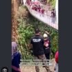 Setelah diresmikan, jembatan gantung Merah Putih anjlok, saat bupati Pangandaran melakukan uji beban bersama 50 warganya, Minggu soore, 30 Agustus 2026. Foto: ist