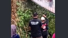 Setelah diresmikan, jembatan gantung Merah Putih anjlok, saat bupati Pangandaran melakukan uji beban bersama 50 warganya, Minggu soore, 30 Agustus 2026. Foto: ist