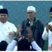 Rais Aam PBNU KH Miftachul Akhyar menyerahkan KTA NU kepada Presiden Prabowo, sebelum penutupan muktmar 35 di Jombang, Senkn 31 Agustus 2026. Foyo: ist