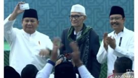 Rais Aam PBNU KH Miftachul Akhyar menyerahkan KTA NU kepada Presiden Prabowo, sebelum penutupan muktmar 35 di Jombang, Senkn 31 Agustus 2026. Foyo: ist