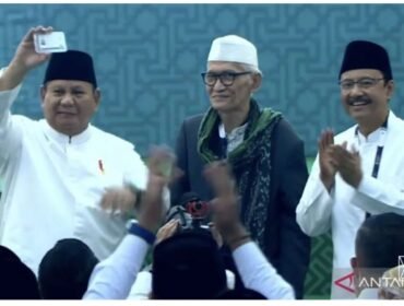 Rais Aam PBNU KH Miftachul Akhyar menyerahkan KTA NU kepada Presiden Prabowo, sebelum penutupan muktmar 35  di Jombang, Senkn 31 Agustus 2026. Foyo: ist