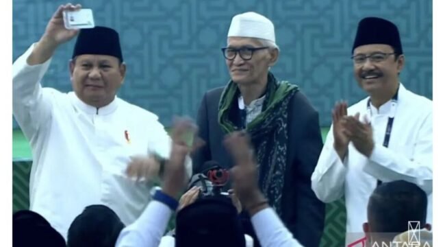 Rais Aam PBNU KH Miftachul Akhyar menyerahkan KTA NU kepada Presiden Prabowo, sebelum penutupan muktmar 35  di Jombang, Senkn 31 Agustus 2026. Foyo: ist