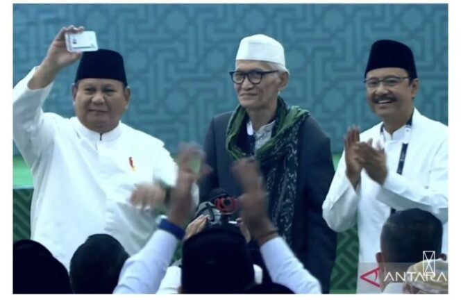 
					Rais Aam PBNU KH Miftachul Akhyar menyerahkan KTA NU kepada Presiden Prabowo, sebelum penutupan muktmar 35  di Jombang, Senkn 31 Agustus 2026. Foyo: ist