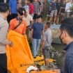 Petugas tengah mengevakuasi jasad bayi perempuan dari sungai setempat