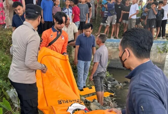 
					Petugas tengah mengevakuasi jasad bayi perempuan dari sungai setempat