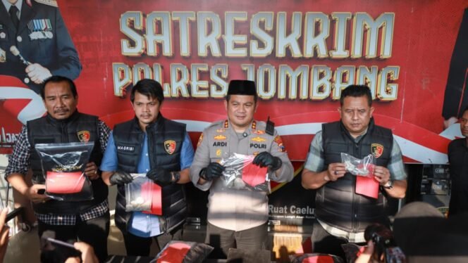 
					Kapolres Jombang bersama anggota tunjukkan barang bukti yang diamankan