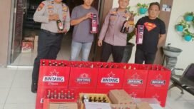 Petugas tunjukkan barang bukti miras yang diamankan