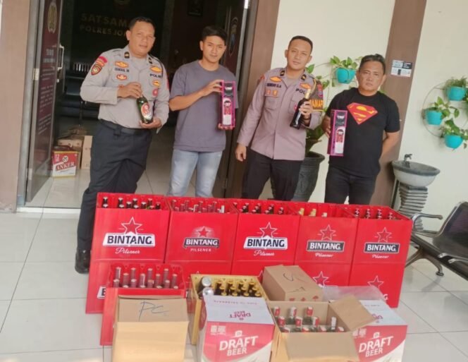 
					Petugas tunjukkan barang bukti miras yang diamankan