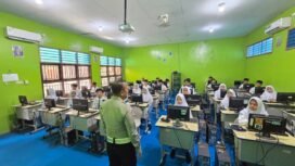Petugas saat menyampaikan materi program Paham AI kepada para pelajar