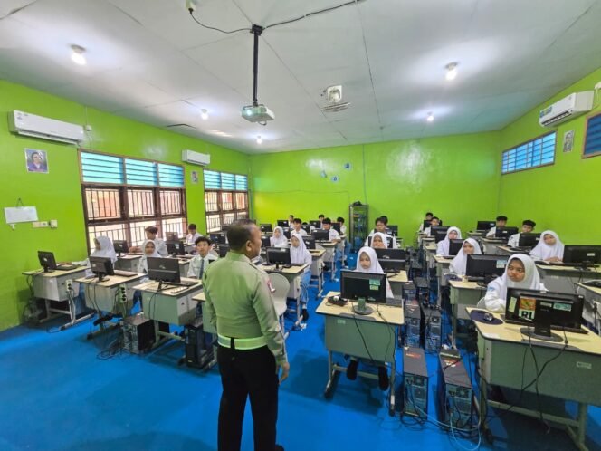
					Petugas saat menyampaikan materi program Paham AI kepada para pelajar