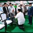 Beginilaj adab Presiden Prabowo Subianto saat menyapa dan menyalami kiai sepuh KH Nurul Huda Djazuli, pengasuh Pionpes Al-Falah Ploso Kediri, di Muktamar ke 35 NU, Jombang. Foto: ist