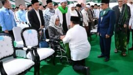 Beginilaj adab Presiden Prabowo Subianto saat menyapa dan menyalami kiai sepuh KH Nurul Huda Djazuli, pengasuh Pionpes Al-Falah Ploso Kediri, di Muktamar ke 35 NU, Jombang. Foto: ist
