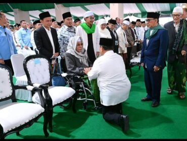 Beginilaj adab Presiden Prabowo Subianto saat menyapa dan menyalami kiai sepuh KH Nurul Huda Djazuli, pengasuh Pionpes Al-Falah Ploso Kediri, di Muktamar ke 35 NU, Jombang. Foto: ist