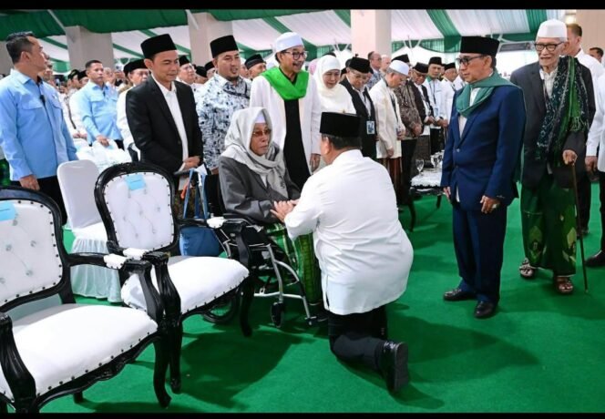 
					Beginilaj adab Presiden Prabowo Subianto saat menyapa dan menyalami kiai sepuh KH Nurul Huda Djazuli, pengasuh Pionpes Al-Falah Ploso Kediri, di Muktamar ke 35 NU, Jombang. Foto: ist