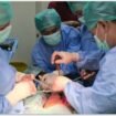 Dokter RSKKA melaksanakan operasi pada pasien korban gempa NTT. Tanggap Darurat diperpanjang hingga 12 September 2026. Foto: ist.