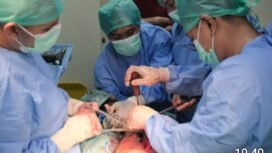 Dokter RSKKA melaksanakan operasi pada pasien korban gempa NTT. Tanggap Darurat diperpanjang hingga 12 September 2026. Foto: ist.