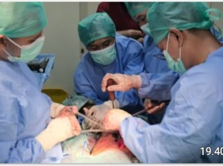 Dokter RSKKA melaksanakan operasi pada pasien korban gempa NTT. Tanggap Darurat diperpanjang hingga 12 September 2026. Foto: ist.