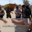Muslihuddin Haruna alias Horo, yang menyebut diri Direktur Keamanan PT Tambang Rejeki Kolaka (TRK), pimpin aksi blokade jakur pasok material ke lokasi PSN PT IPIP, Kolaka. Foto: Ist