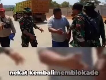 Muslihuddin Haruna alias Horo, yang menyebut diri Direktur Keamanan PT Tambang Rejeki Kolaka (TRK), pimpin aksi blokade jakur pasok material ke lokasi PSN PT IPIP, Kolaka. Foto: Ist